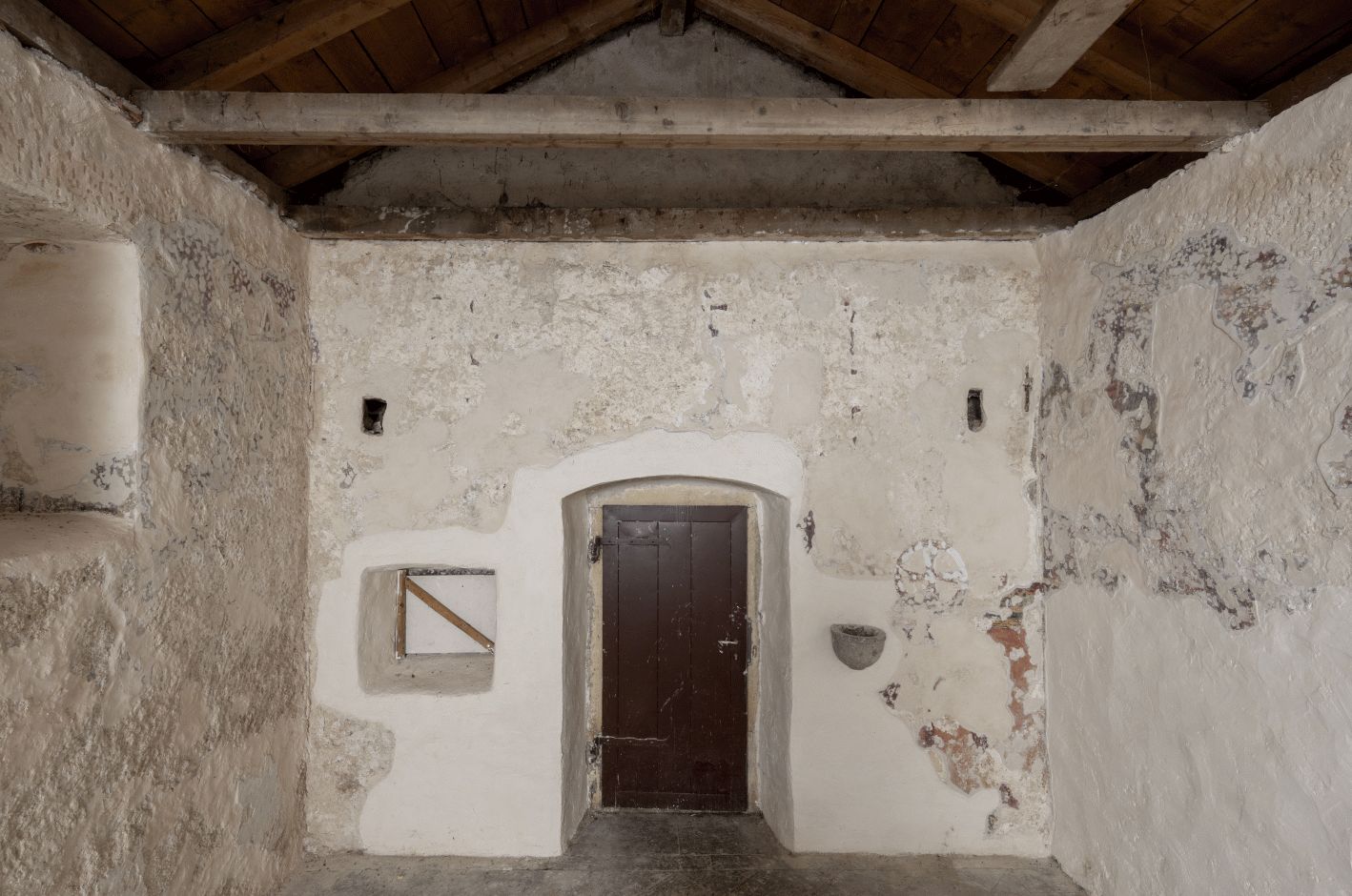 Unutrašnjost crkve, pogled na zapadni zid