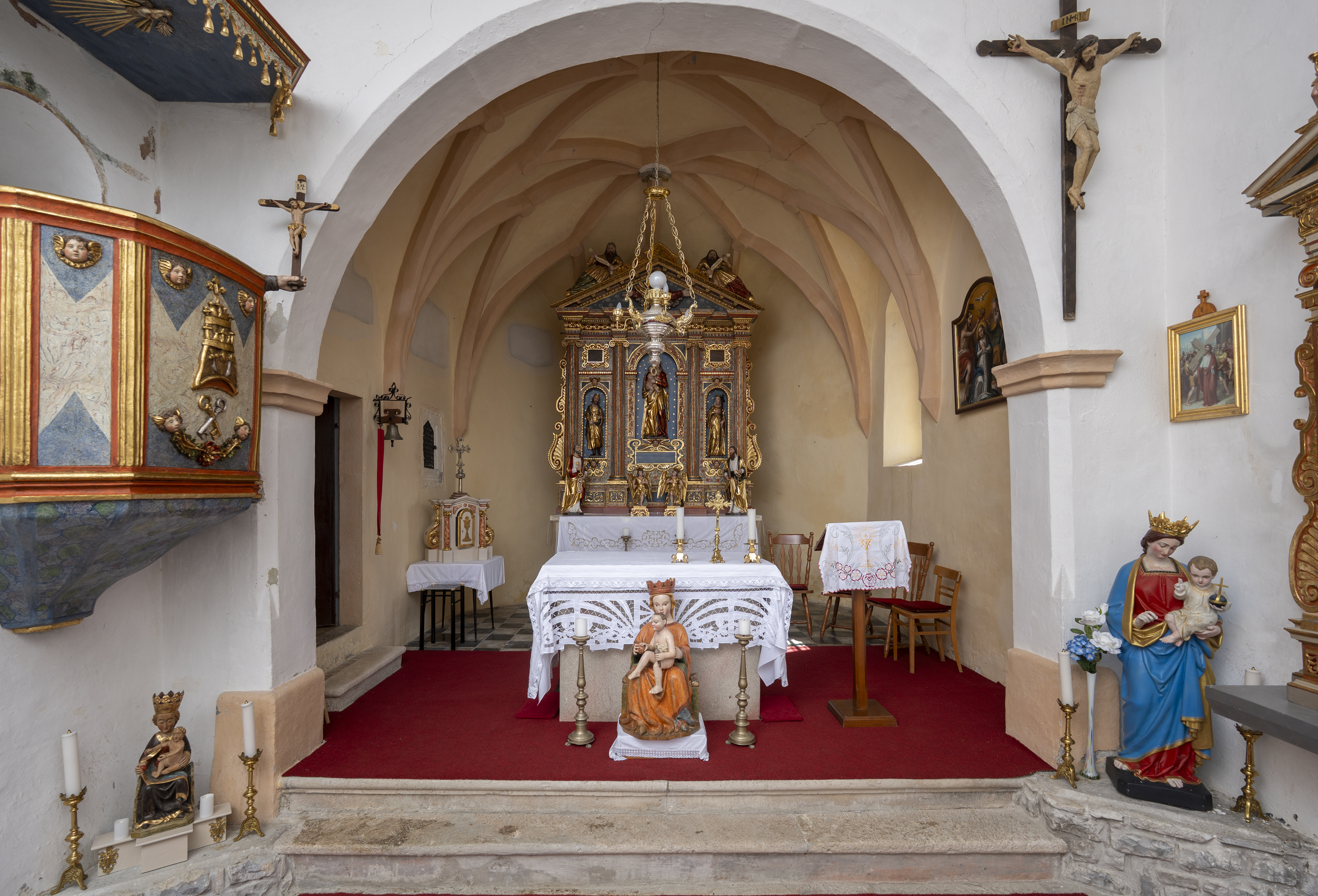 Unutrašnjost crkve, pogled prema svetištu