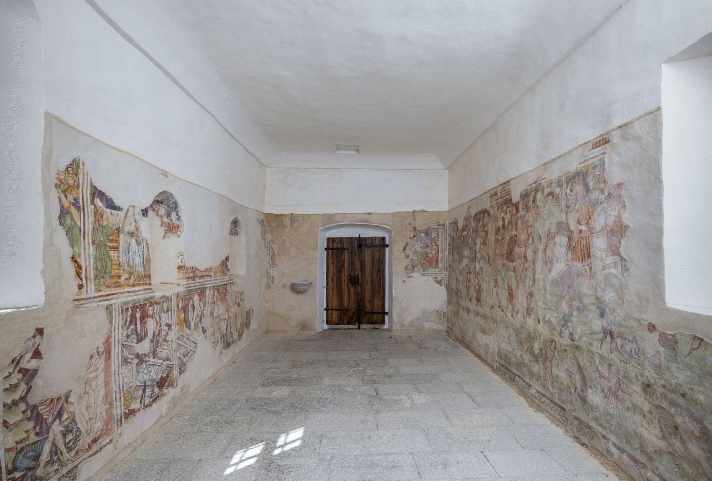 Unutrašnjost crkve, pogled na zapadni zid