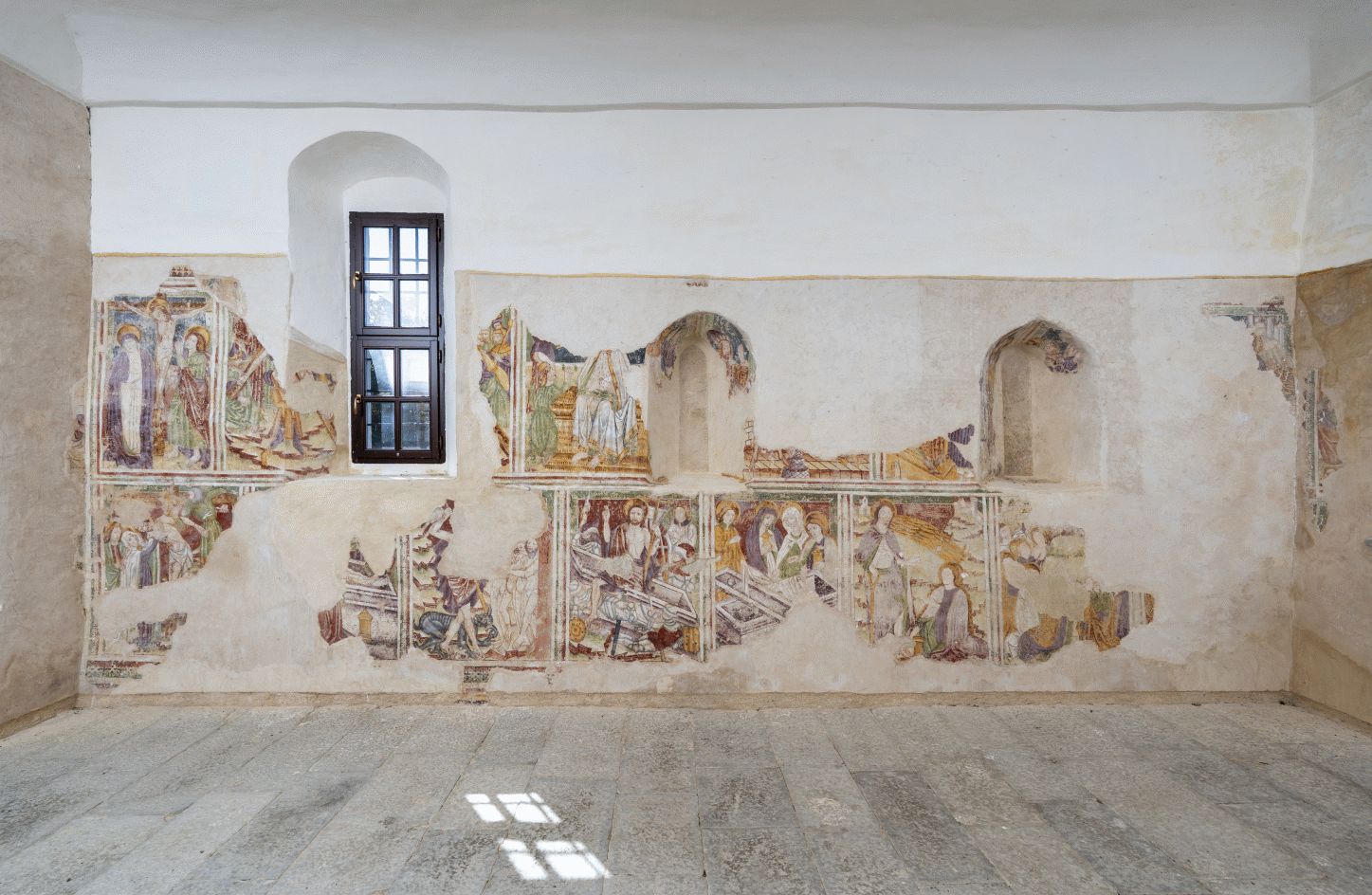 Unutrašnjost crkve, pogled na južni zid