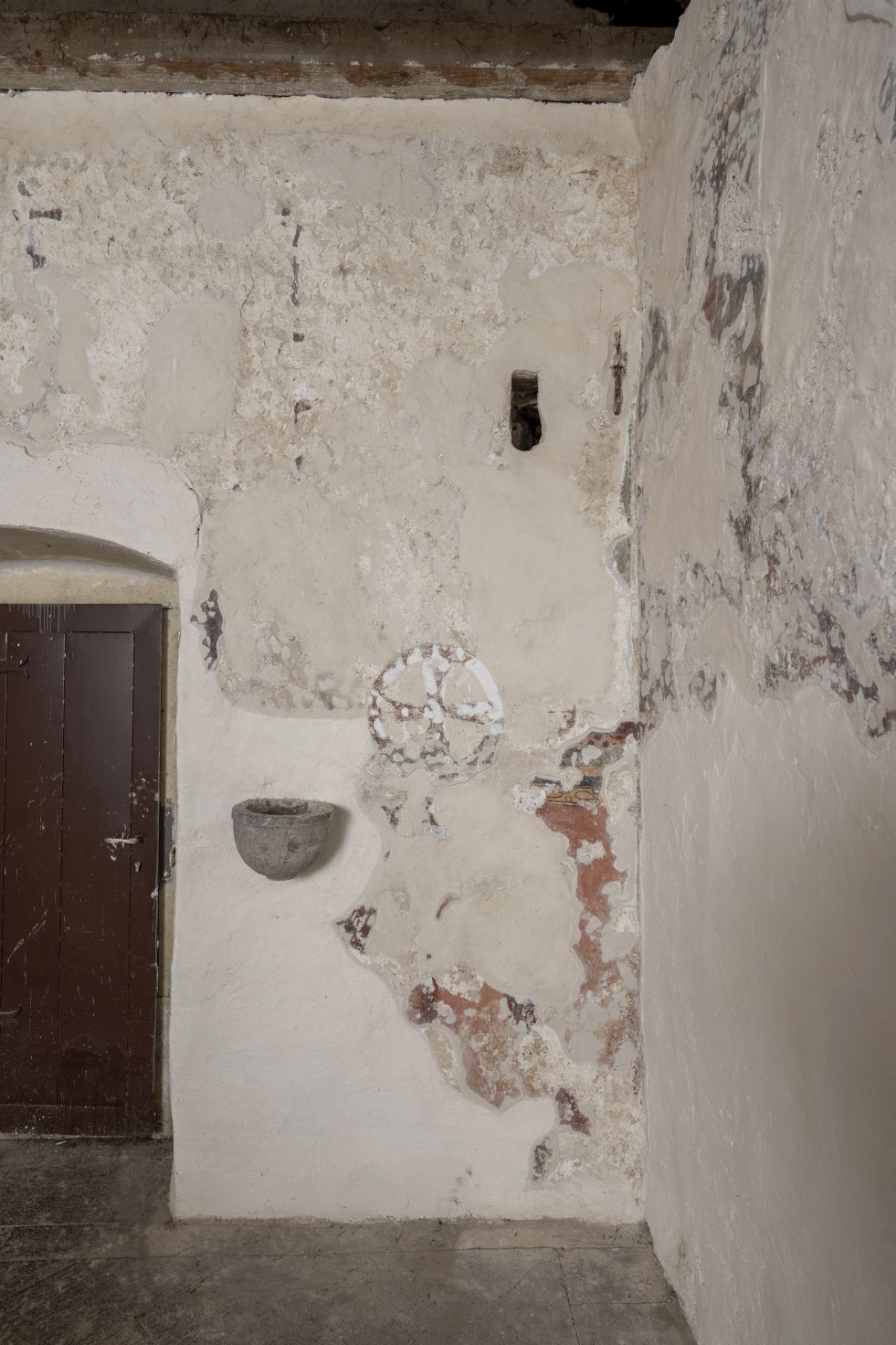 Unutrašnjost crkve, pogled na zapadni zid