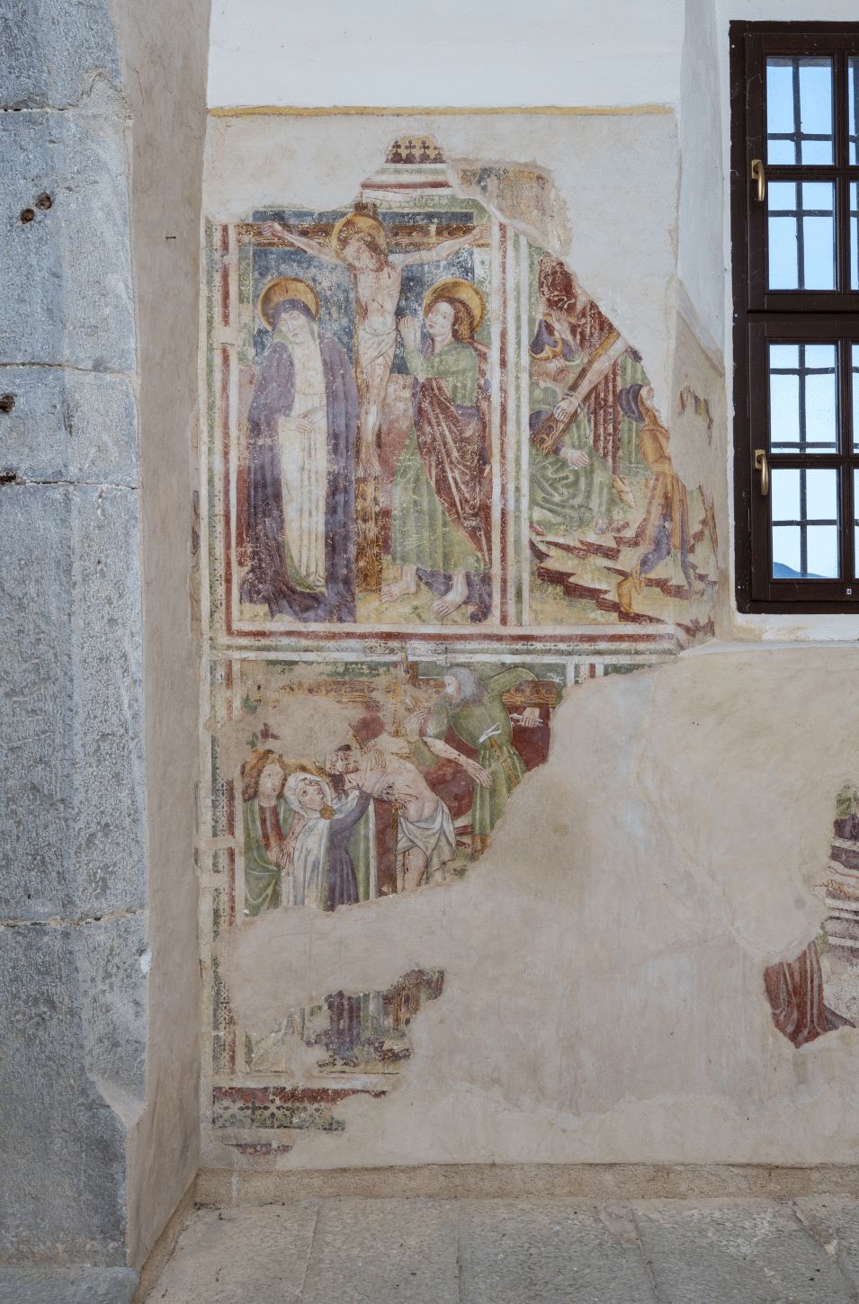 Freska s prikazom Raspeća s Marijom i sv. Ivanom, Pribijanja Krista na križ, Skidanja s križa, južni zid