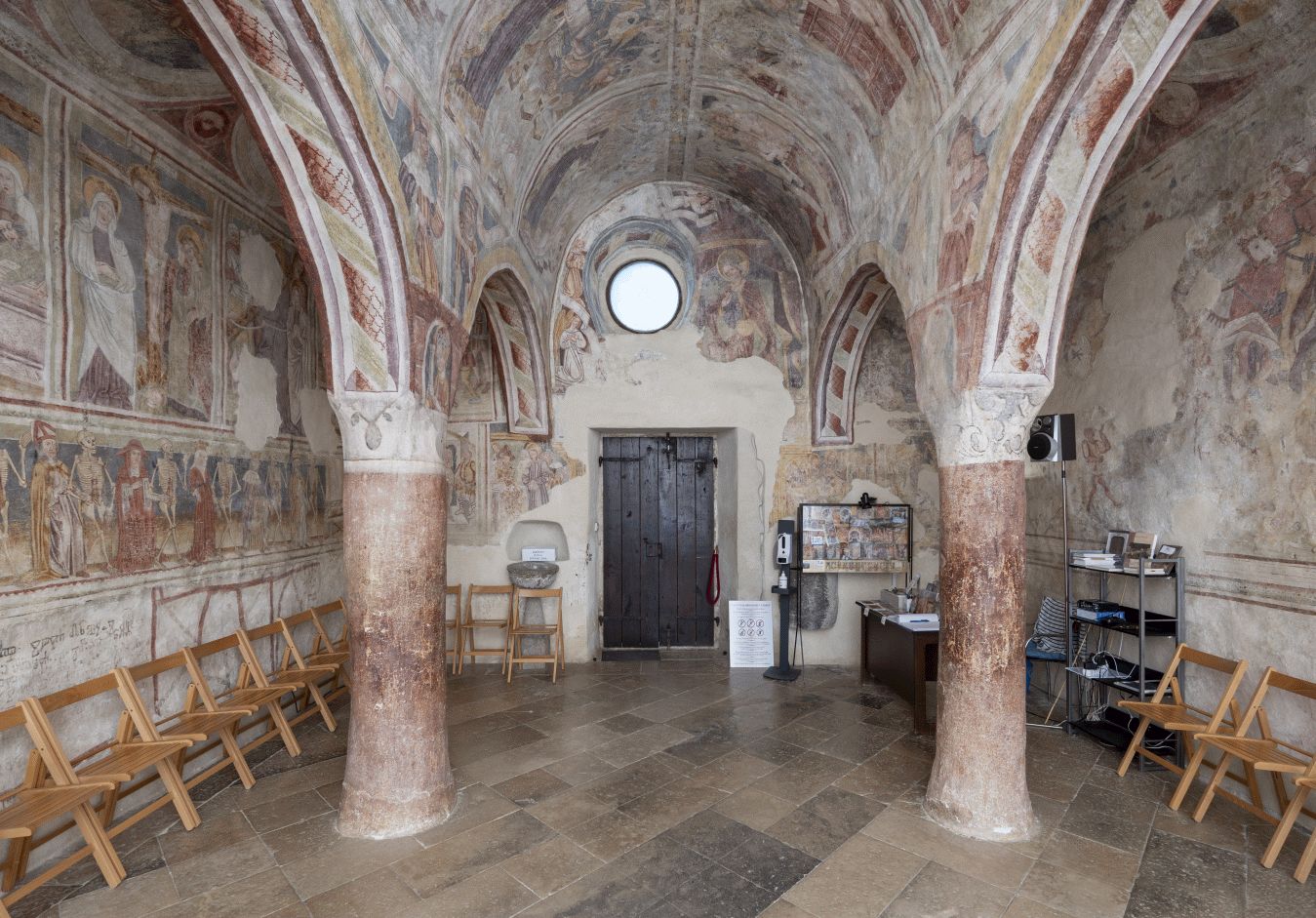 Unutrašnjost crkve, pogled na zapadni zid