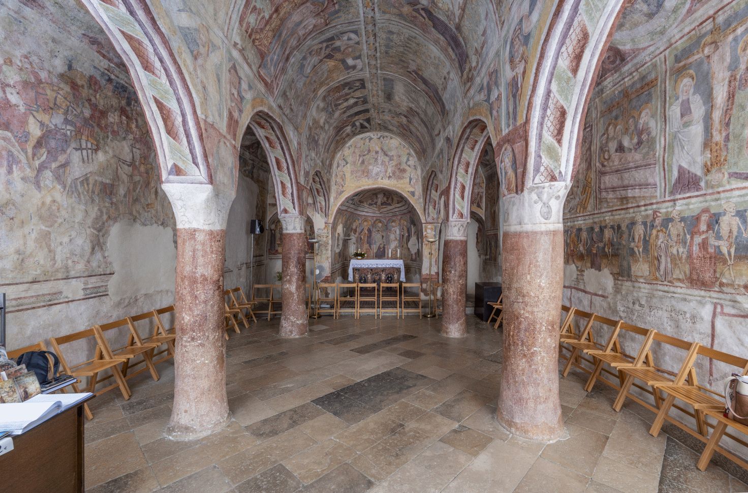 Unutrašnjost crkve, pogled na svetište