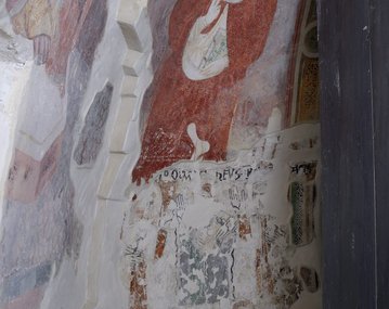 Donja zona apside (desna strana), prikaz apostola, svetica ili anđela (stariji sloj), detalj