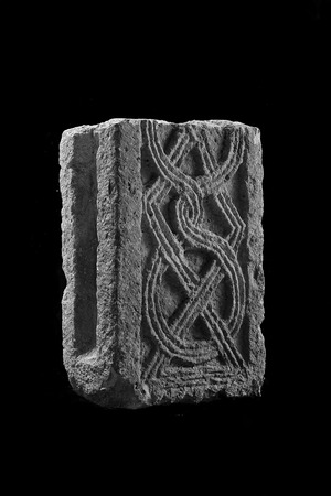 Ulomak pilastra  oltarne ograde