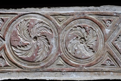 Štukatura u intradosu sjeverne arkature Eufrazijeve bazilike, 6. luk s istoka