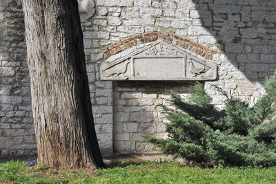 Nadvratnik s reljefima i natpisom