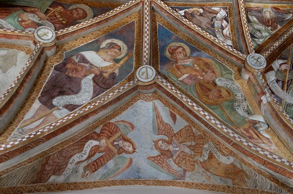 Zidna slika anđela i svetih Jakova Starijeg i Matije apostola