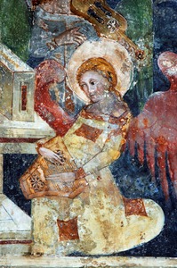 Zidna slika anđela svirača na prikazu Krunjenja Bogorodice (2)
