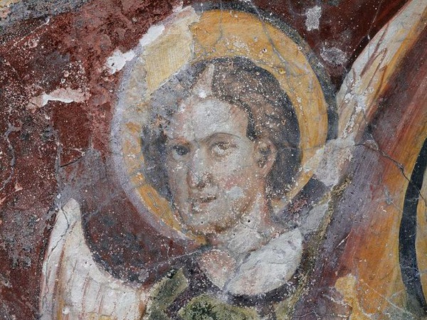 Zidna slika anđela koji pridržava mandorlu
