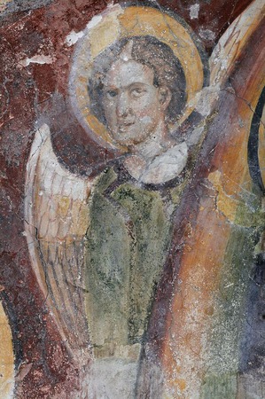 Zidna slika anđela koji pridržava mandorlu