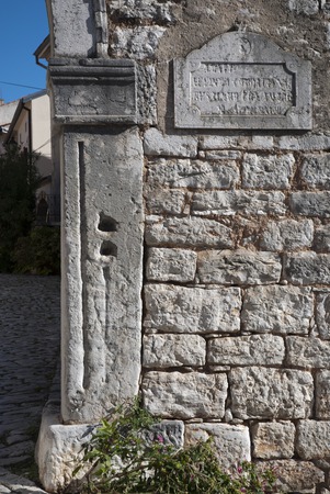 Mjere za dužinu isklesane na dovratku gradskih vrata