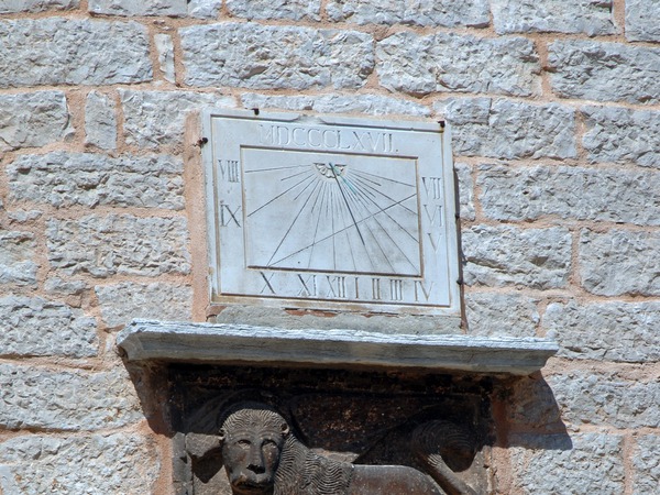 Kaštel Soardo-Bembo, sunčani sat, reljef lava svetog Marka i grb podestata Bondumiera