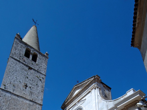 Pročelje župne crkve i zvonik