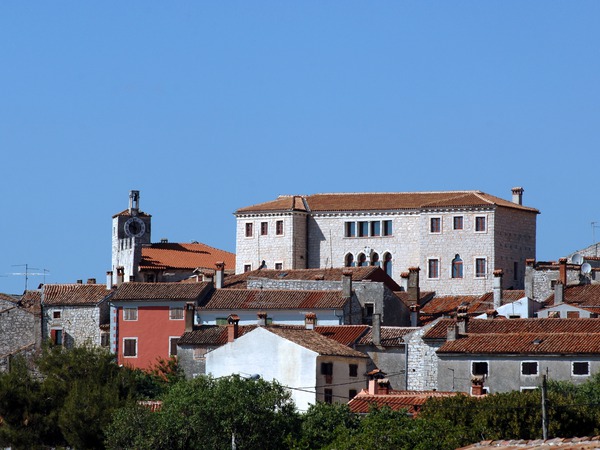 Kaštel Soardo-Bembo, gradske zidine, toranj gradskog sata