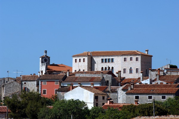 Kaštel Soardo-Bembo, gradske zidine, toranj gradskog sata