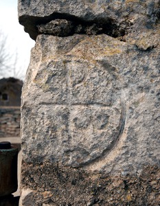 Detalji arhitektonske skulpture, spolija i  ulomka nađenog u zidu