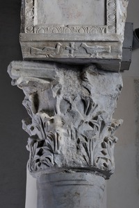Zapadni kapitel tribelona Biskupije Eufrazijane s reljefom golubica i križa na impostu