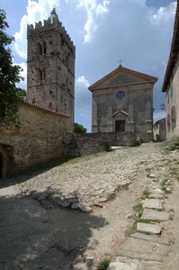 Trg ispred župne crkve Uznesenje Blažene Djevice Marije i zvonik