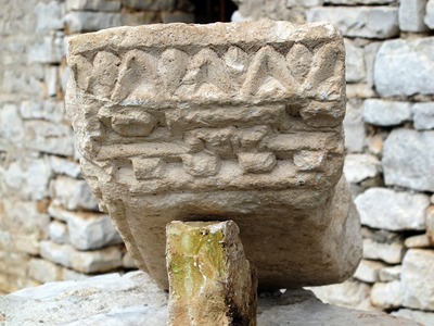 Detalji arhitektonske skulpture, spolija i  ulomka nađenog u zidu