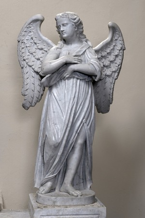 Desni anđeo adorant na  oltaru Sakramenta