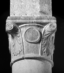 Kolonada, 6. stup južne arkature, kapitel