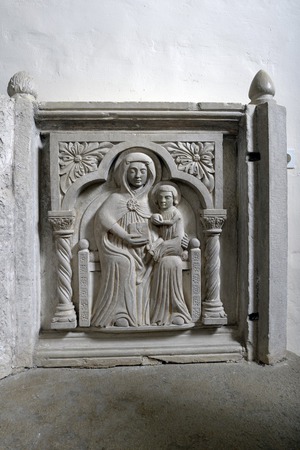 Reljef Bogorodice s djetetom na propovjedaonici iz Dvigrada
