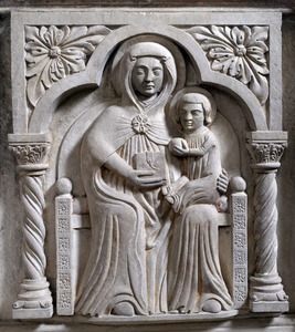 Reljef Bogorodice s djetetom na propovjedaonici iz Dvigrada