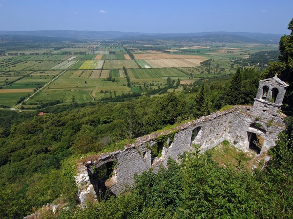 Ostaci crkve svetog Hadrijana u Kožljaku