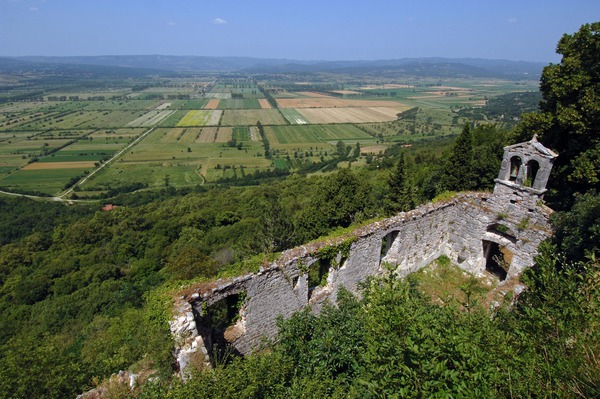 Ostaci crkve svetog Hadrijana u Kožljaku