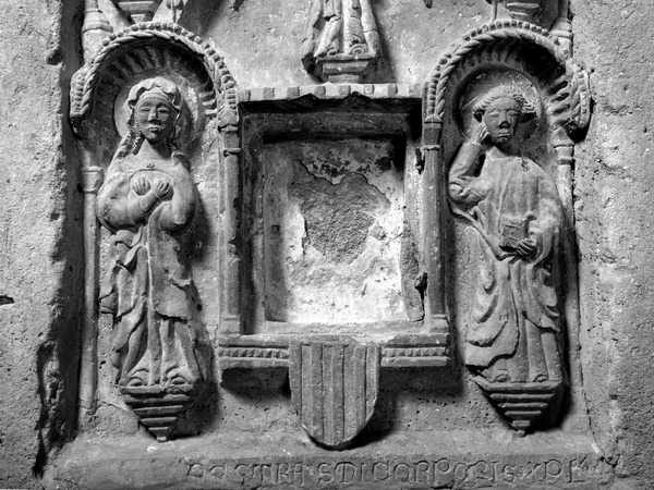 Svetohranište, detalj reljefa svetih Marije i Ivana