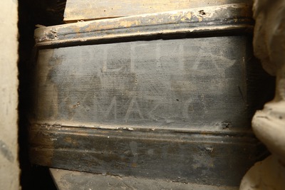 Natpis sakriven iza tabernakula