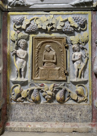 Svetohranište, donji dio s reljefom Adama i Eve, Imago Pietatis i dekorativnog voća i cvijeća