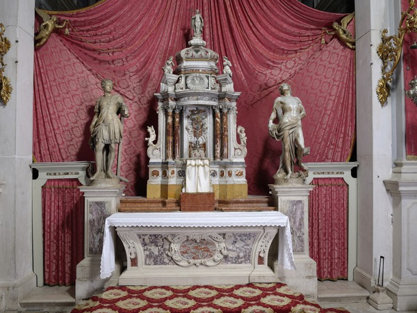 Glavni oltar s kipovima svetih Servula i Sebastijana