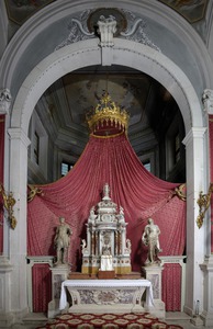 Glavni oltar s kipovima svetih Servula i Sebastijana