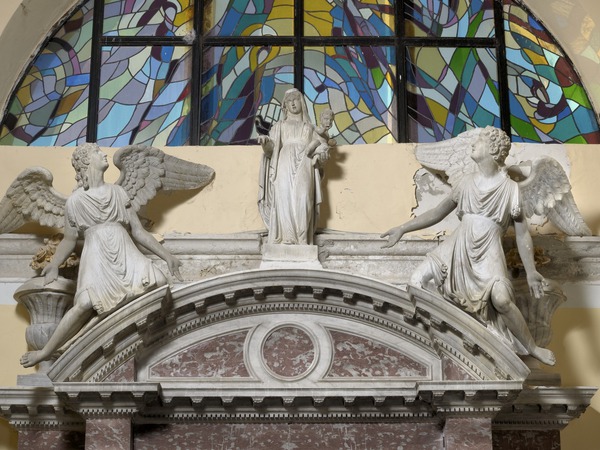 Kipovi Bogorodice i anđela na oltaru svetog Petra