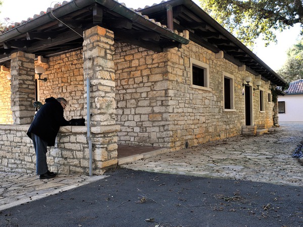 Trijem vile "Lovorka" s ugrađenim ulomcima iz crkve svetog Petra