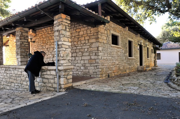 Trijem vile "Lovorka" s ugrađenim ulomcima iz crkve svetog Petra