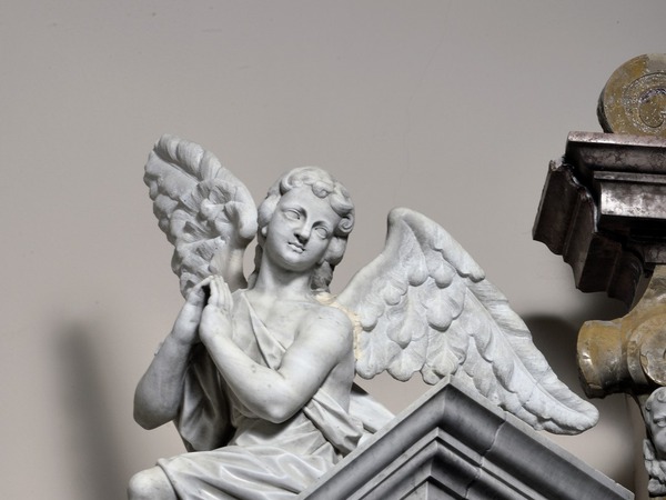 Glavni oltar, lijevi anđeo na atici