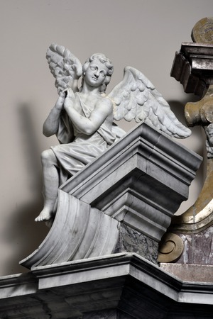 Glavni oltar, lijevi anđeo na atici