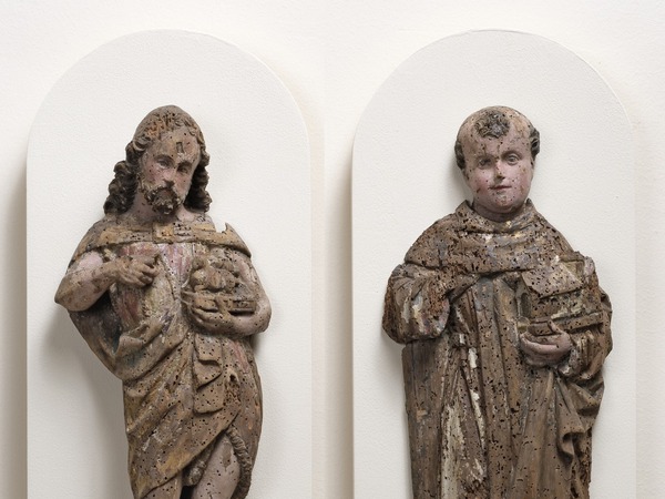 Ostaci reljefnog poliptiha, kipovi scetog Ivana Krstitelja i sveca u dominikanskom habitu