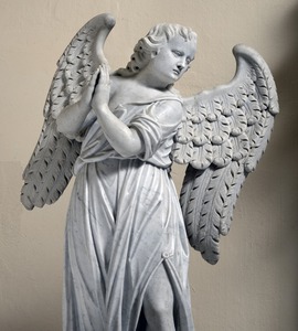 Lijevi anđeo adorant na  oltaru Sakramenta