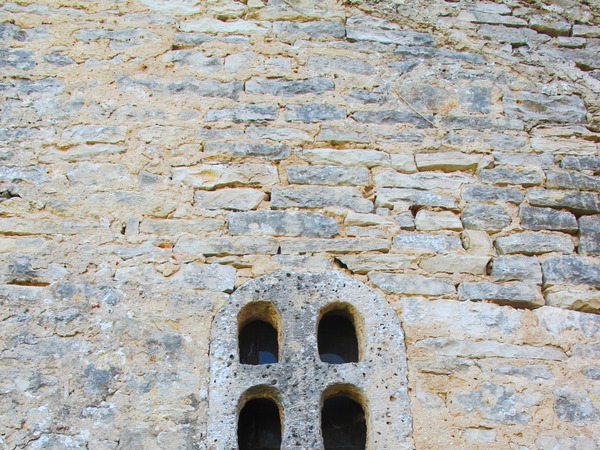 Crkva svetog Justa, kamena prozorska tranzena
