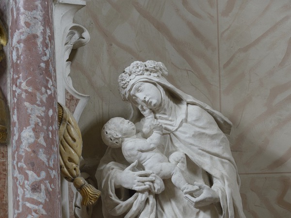 Kip svete Rozalije na  oltaru Gospe od Ružarija