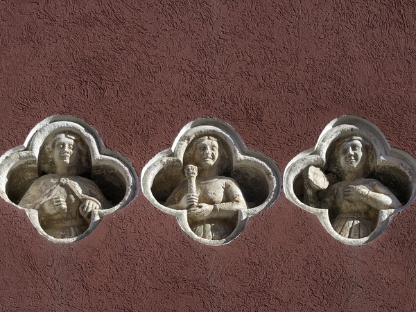 Ostaci pentafore i medaljoni s reljefima Vrlina