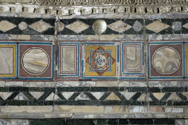 Zidna obloga opus sectile, gornji niz - vijenac