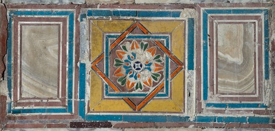 Zidna obloga opus sectile, gornji niz - vijenac