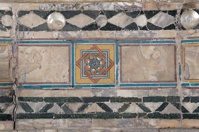 Zidna obloga opus sectile, gornji niz - vijenac