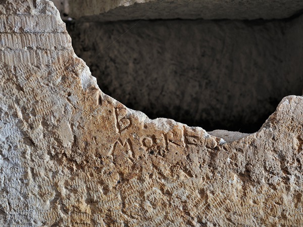 Sarkofag s ostacima arkosolija, natpis